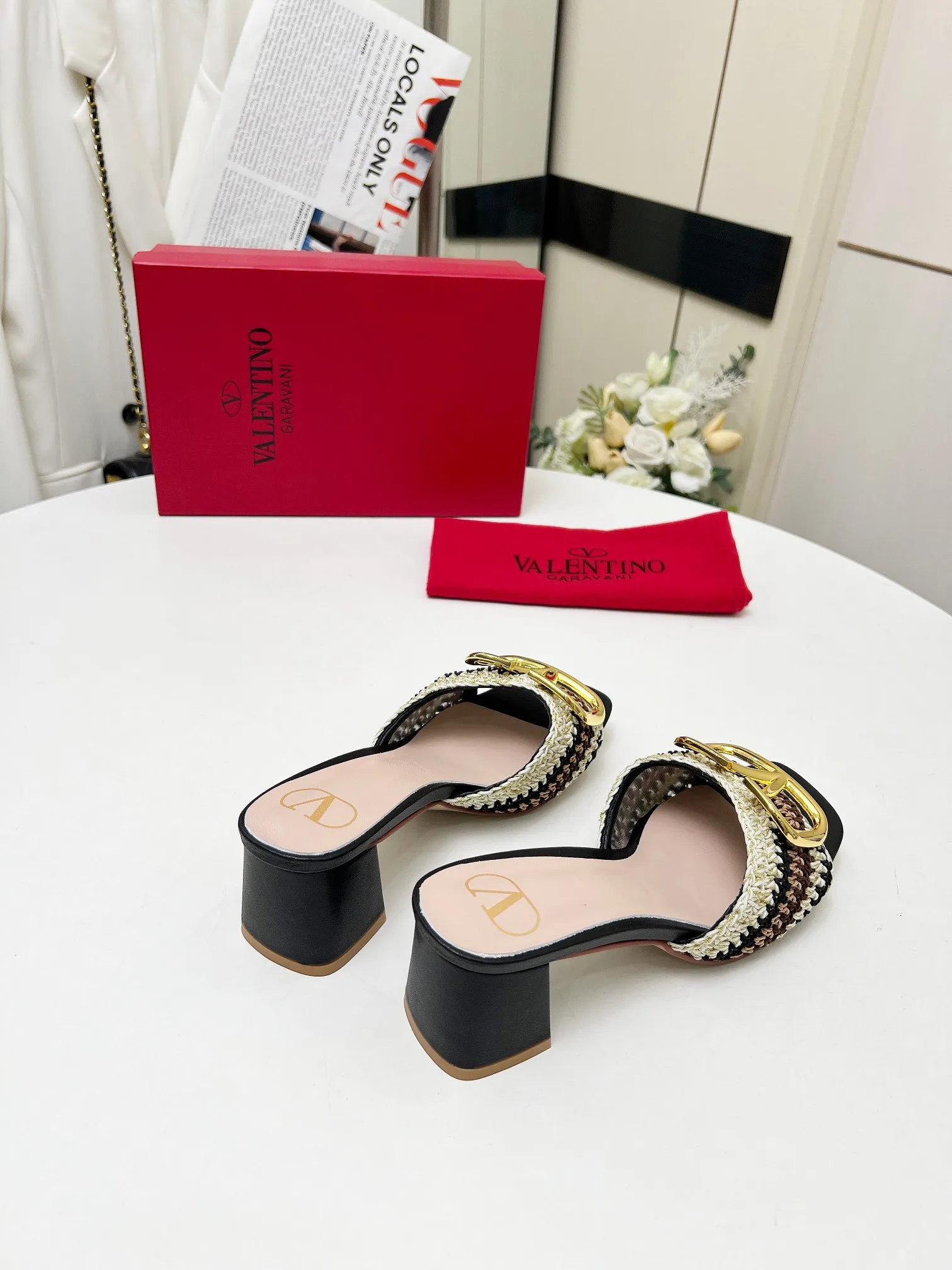 👟👟Ex-factory price 440👟👟 Genuine leather sole +30 🆕 Valentino👑👑 Latest series with perfect hand-woven details. A very eye-catching catwalk series launched [strong][strong] Code number: 35 to 43 (genuine leather sole +30)